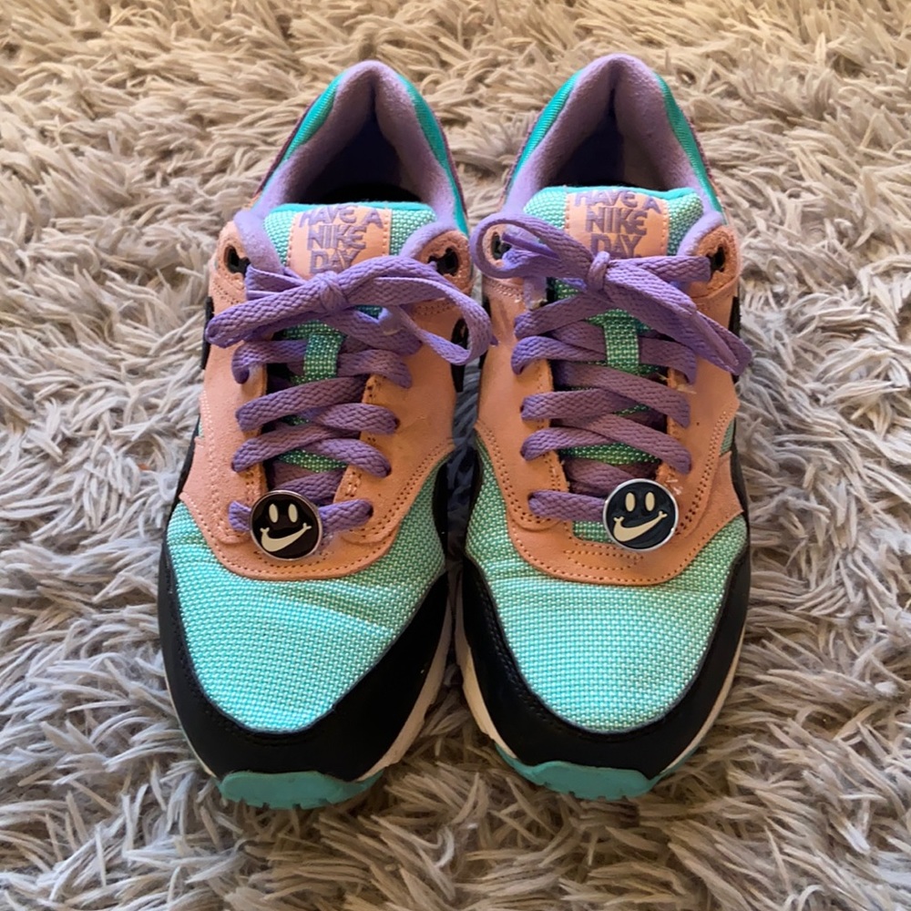 NIKE TENNIS SHOES